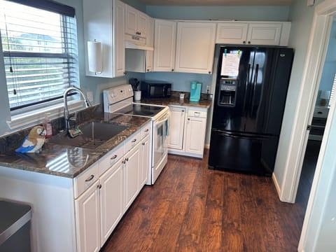 Full kitchen with everything you need to prepare your meals, Keurig coffee maker