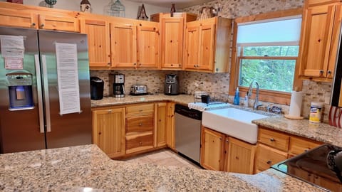 Kitchen and appliances. (coffemaker, Keurig, toaster, air fryer, coffee grinder)