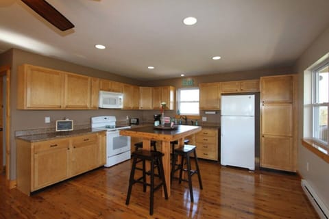 Spacious, Full Kitchen