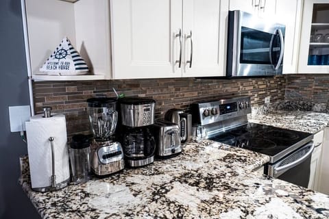 Kitchen - Brand New Coffee Maker, Toaster, Pot, Blender & etc.