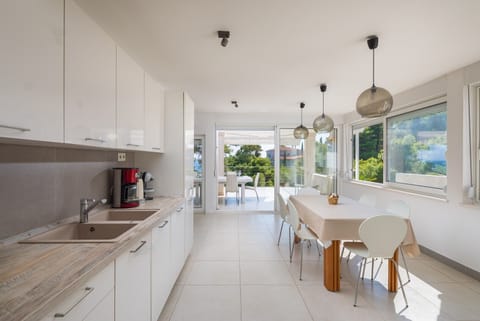 Kitchen and dining table and direct access to the outdoor terrace of Croatia luxury villa for rent on the island of Hvar