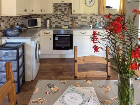 Kitchen/diner | Milkmaids Cottage - Church Farm Cottages, Kniveton, near Ashbourne