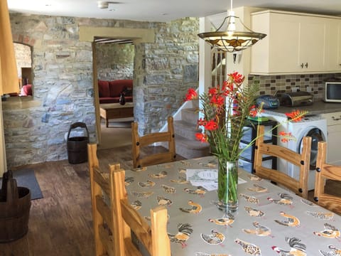 Kitchen/diner | Milkmaids Cottage - Church Farm Cottages, Kniveton, near Ashbourne