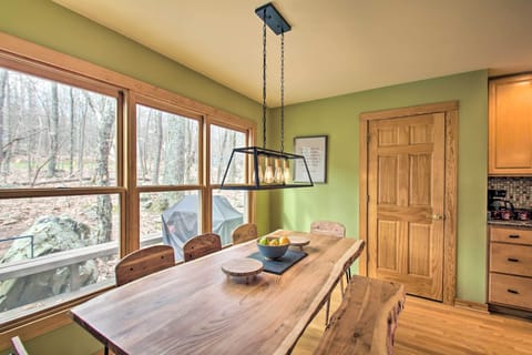 Dining Area | Dishware & Flatware Provided