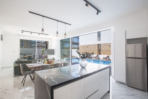 Kitchen fully equipped with all appliances and breakfast bar
