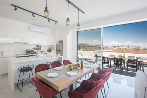 Dining area and breakfast bar with extra seating for 3 persons