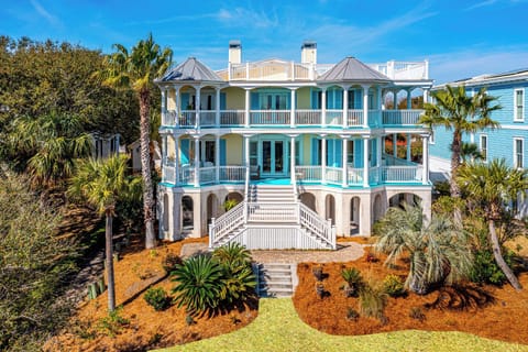 View of the front of the home