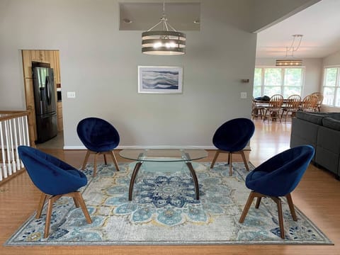 Sitting room between foyer and FR.