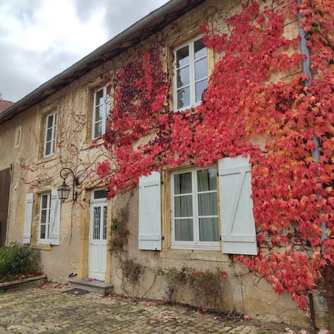 Entrée de l appartement au charme d antan en automne