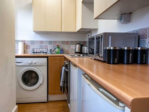 Well stocked kitchenette (1)