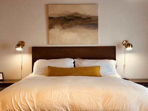 Casper Hybrid Cal King Mattress w/ 100% cotton high thread count sheets