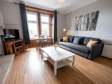 Bright Spacious Living Room (1)