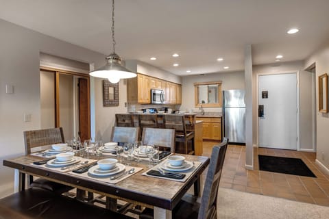 Snow Flower 28 has a dining area with seating for 6 guests.