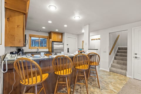The breakfast bar with seating for 4 guests.