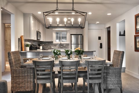 Dining Area with seating for 8