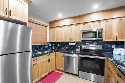 Snow Flower 007's kitchen has wood cabinets, granite countertops and stainless steel appliances.