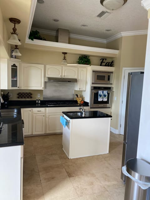 Equipped kitchen with gas cooktop/oven with microwave, dishwasher, fridge & W/D