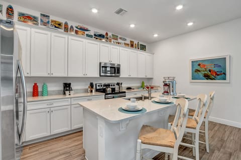 Sleek kitchen of the cottage in Kissimmee Florida - Infusing a sense of contemporary style and airiness into - Integrated appliances for a seamless and stylish appearance - Well-lit workspace with strategically placed task lighting