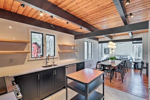 Easily prepare meals in the fully equipped kitchen.