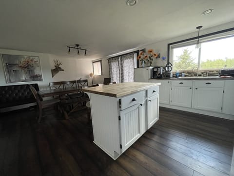 Kitchen open seating to table