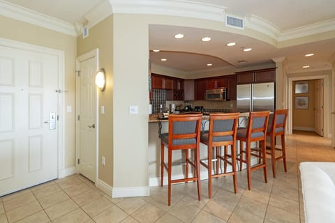 Breakfast bar with 4 stools