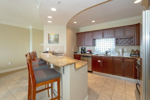 Spacious kitchen with plenty of cookware. Even an air fryer!