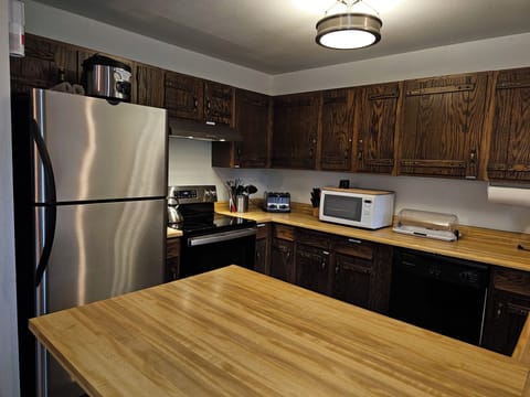 Full-sized fridge, stove & oven, D/W, microwave, toaster, plus nice dishes!