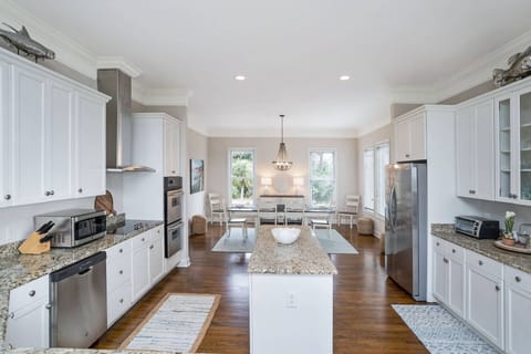 Spacious kitchen with all the necessities!