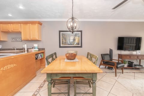 Kahana Sunset D10 - Dining Table