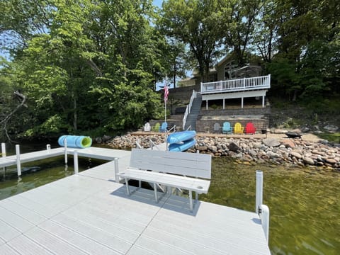 Dock, boat lift, lilipad and 2 kayaks  available  from mid June to mid September