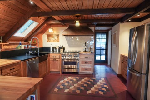 Wood cupboards, Marmoleum Floor & Stainless Steel Appliances