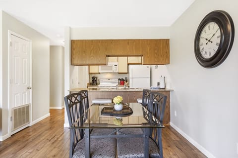 Full Kitchen with Dining Table for Four