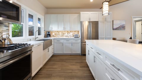 Gourmet kitchen - gas appliances and extremely well equipped