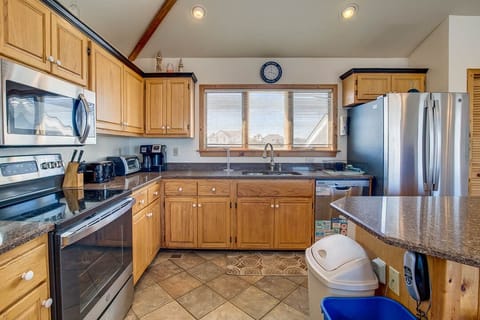 Top-Level Kitchen with Island seats 4