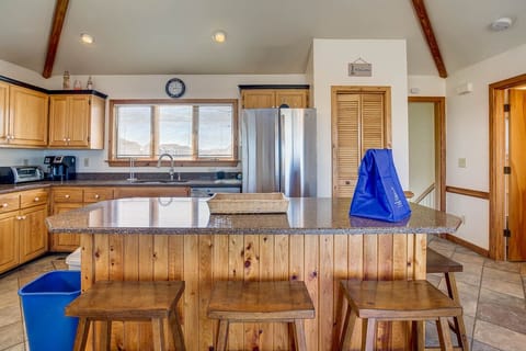 Top-Level Kitchen with Island seats 4