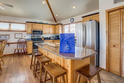 Top-Level Kitchen with Island seats 4
