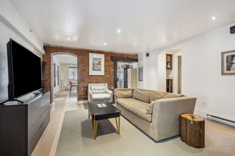 Suite 10-Living Room