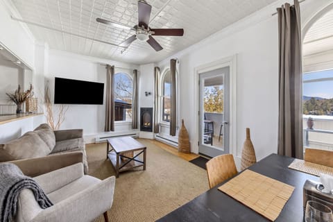 Suite 07-Living Room