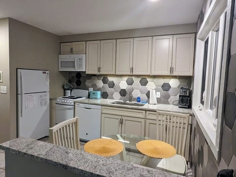 Kitchen with breakfast table for 2 - Kitchen with breakfast bar for 2.