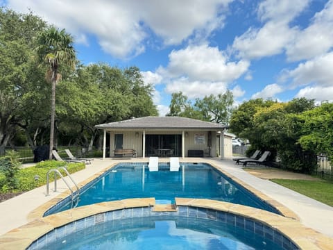Poolside Private King Suite Cottage