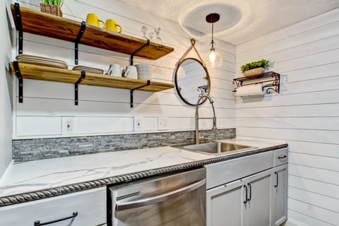 Fully Equipped Kitchen with Natural Stone Countertops and Stainless Steel Appliances