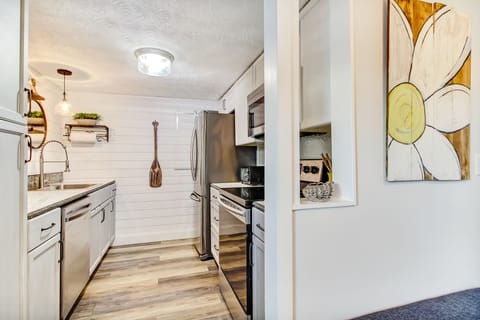 Fully Equipped Kitchen with Natural Stone Countertops and Stainless Steel Appliances