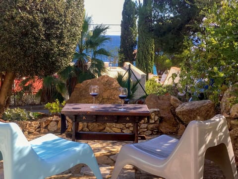 Property, Table, Tree, Botany, Furniture, Vacation, Restaurant, Patio, Tablecloth, Leisure
