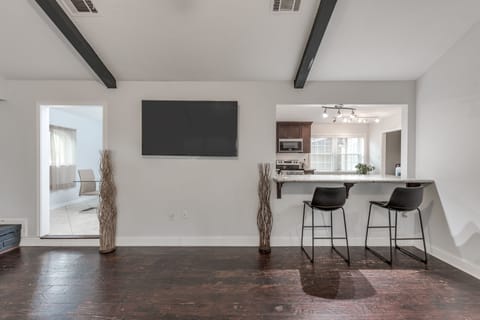 Living Room
65' Smart TV