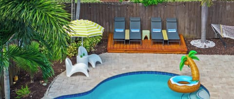 Spend relaxing days in the heated saltwater pool under the Florida sun! ☀️🏊