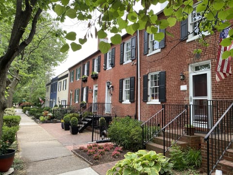 Charming Historic Old Town Alexandria street