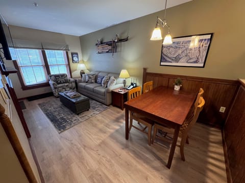 ★ Authentic & Cozy ★ our mountain side condo is as authentic as you can imagine. Spacious but also cozy this is the perfect place to enjoy the Bike Park right from our patio. 