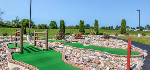 Free onsite mini golf.