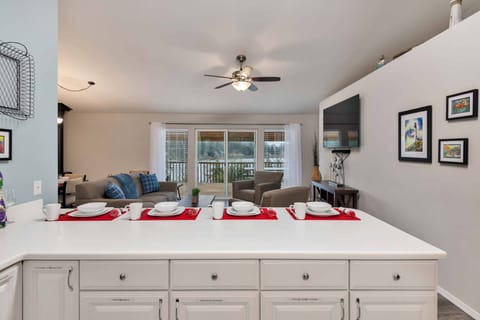 Kitchen (upper level)