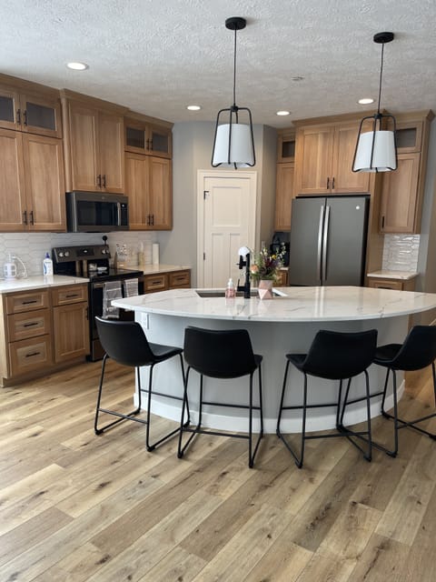 Fully stocked kitchen with 6 bar stools